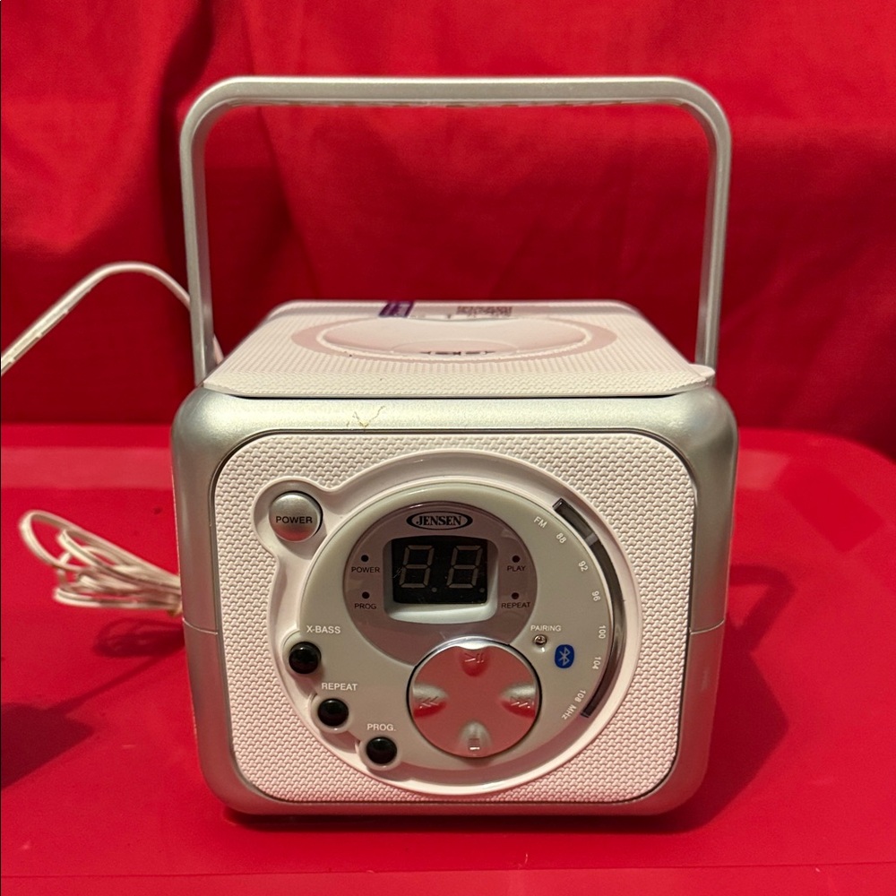 Jensen silver and white stereo cd player/radio